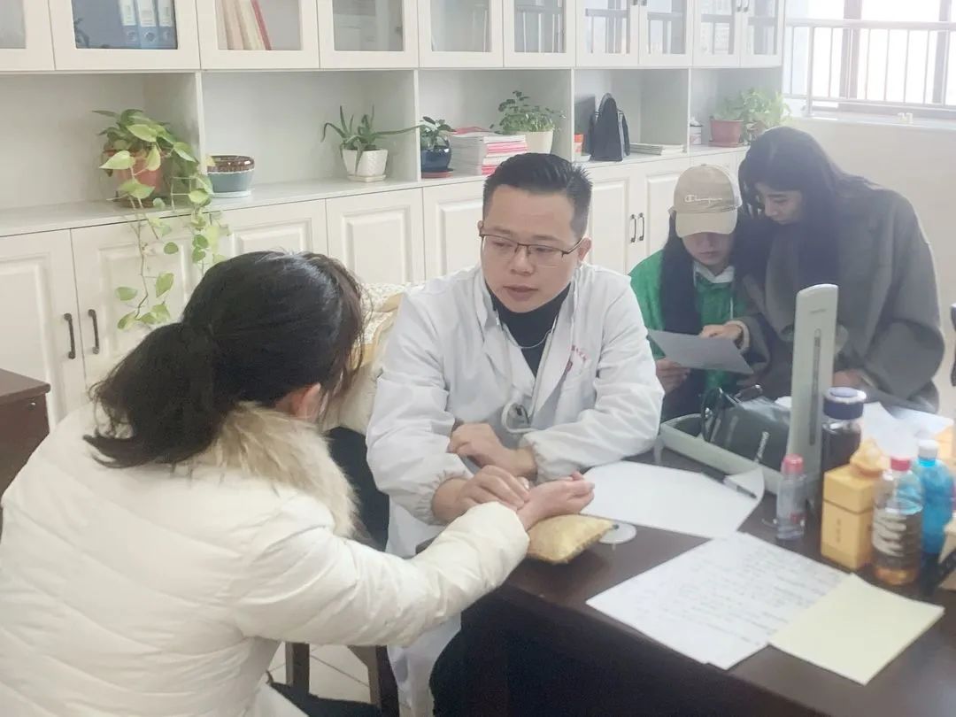 三八有温暖，关爱贴心房